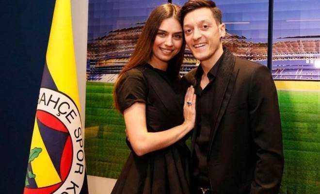 Amine Gülşe'den eşi Mesut Özil'e büyük destek!