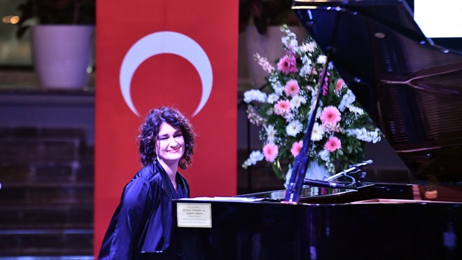 Annesi Rus, babası Ukraynalı ünlü sanatçı Türkiye'den dünyaya seslendi! Savaşa tepki gösterdi