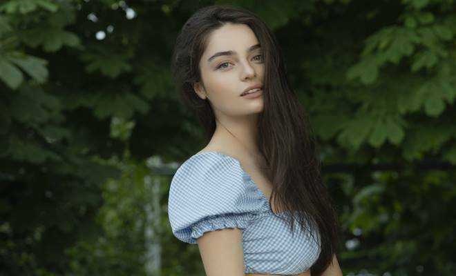 Ayça Ayşin Turan'ı Vikipedi evlendirdi!