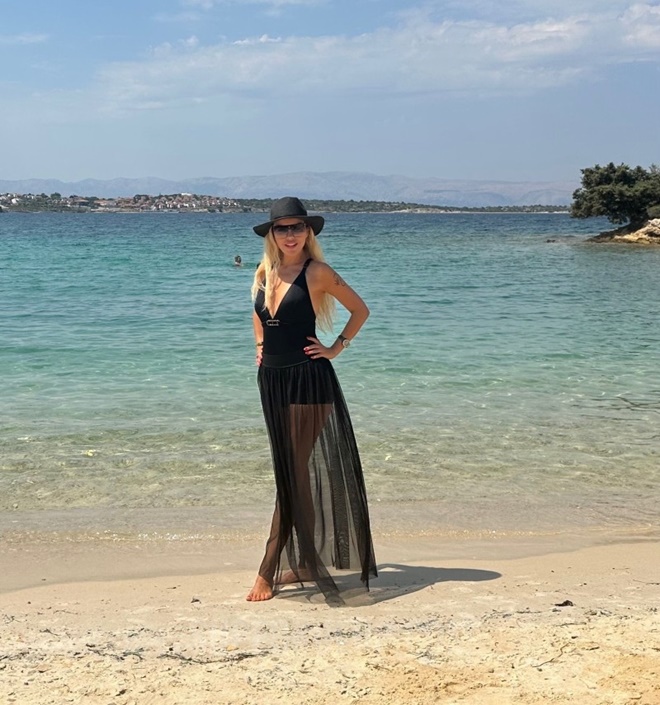 Şebnem Demir soluğu Çeşme’de aldı