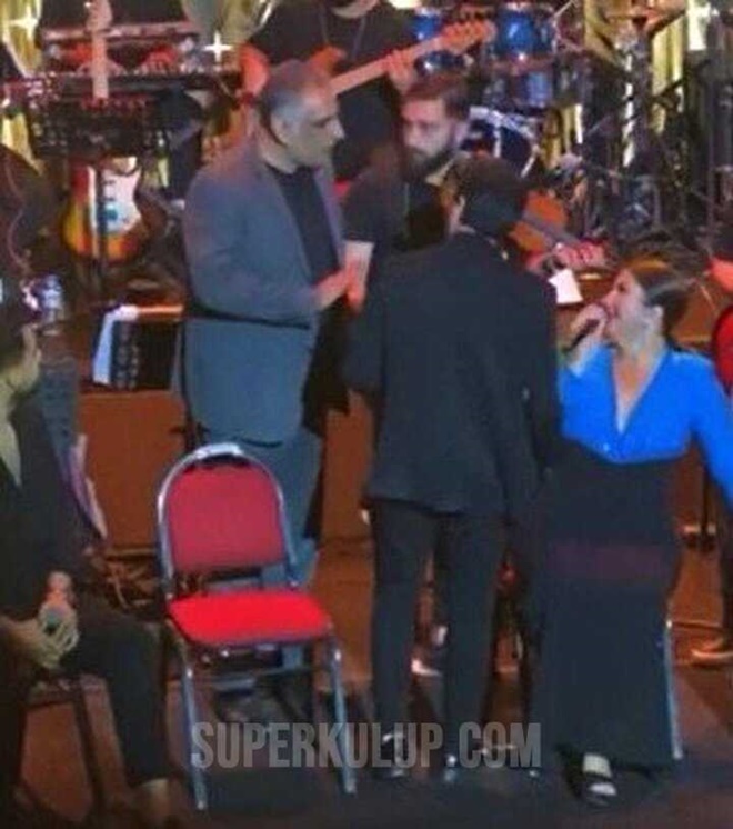 Alkollü olan CHP’li Edremit Belediye Başkanı Selman Hasan Arslan Sibel Can konserinde sahneye çıkmak istedi ortalık karıştı