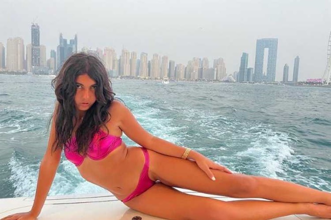 Eteğini yukarı kaldırıp poz veren Bahar Candan tepki çekti