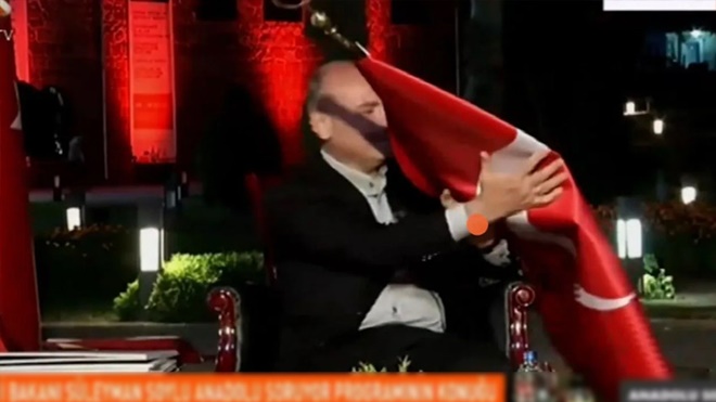 Bakan Süleyman Soylu'nun katıldığı programda canlı yayın kazası! Başına bayrak düştü!