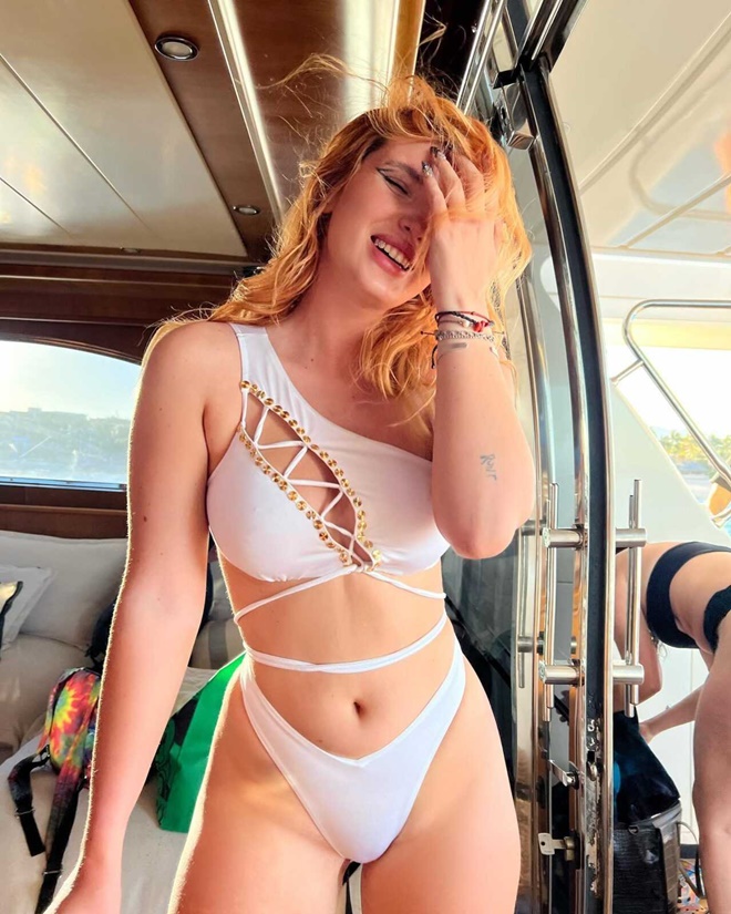 Bella Thorne bayrak desenli bikinili pozuyla düştüğü notla dikkat çekti