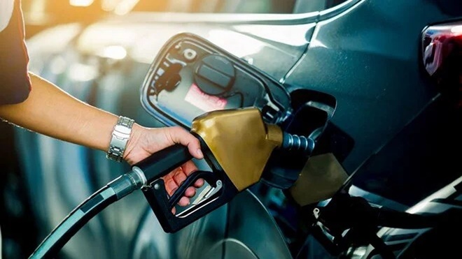 Benzin ve motorine bir zam daha