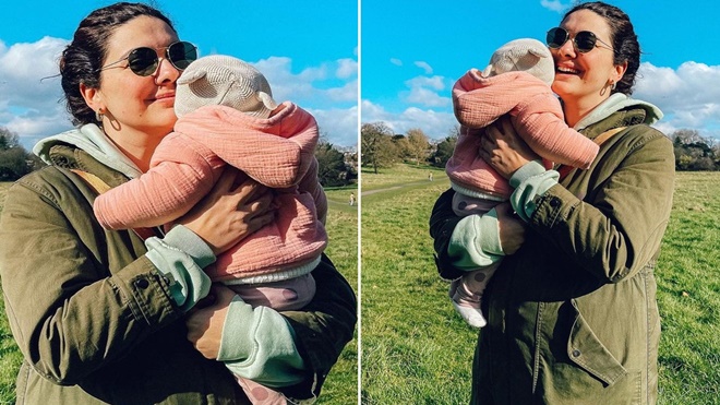 Bergüzar Korel minik kızıyla poz verdi