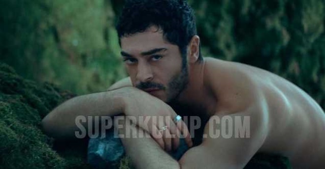 Şahmaran'ın Maran'ı Burak Deniz beyaz küloduyla poz verdi! Yaz kızım...