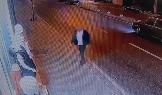 Cansız mankenden mont çaldılar