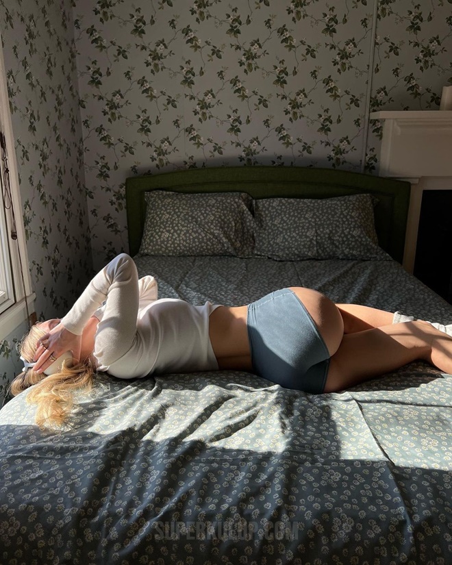 Daisy Keech’ten olay yaratan poz!