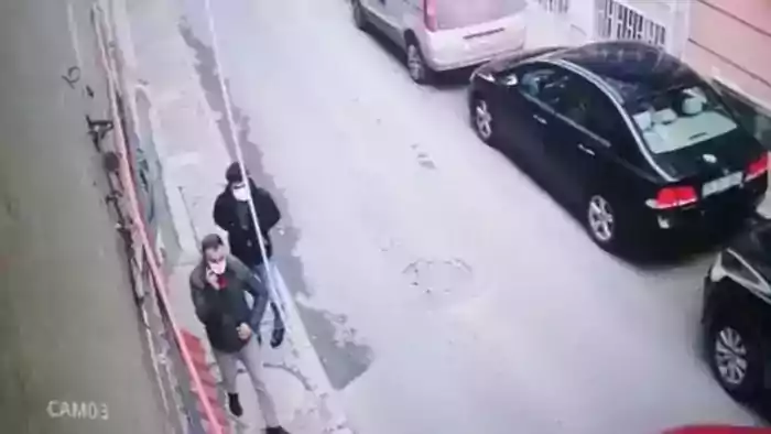 4.5 Milyonu dolandırıcılara elleriyle verdi