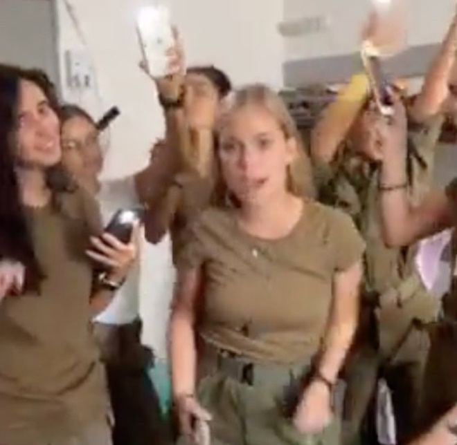 Dünya bu görüntüleri konuşuyor! Kadın askerlerin koğuş dansı tepki çekti