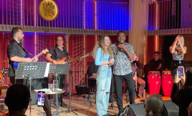 Emre Altuğ Dada Salon Kabaret’te sahne aldı