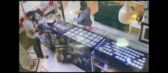 Esenler'de altın hırsızlığı: Müşteri gibi gelip...