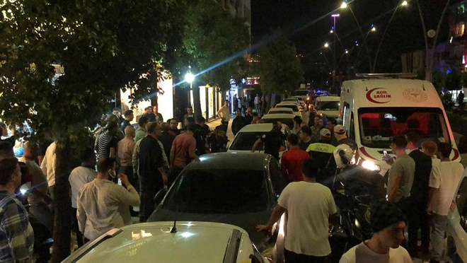 Eşi ve 3 çocuğunun bulunduğu evini ateşe verdi