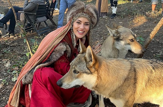 Alparslan Büyük Selçuklu Akça Hatun kimdir? Fahriye Evcen kimdir, kaç yaşında, nereli, oynadığı dizi ve filmler?