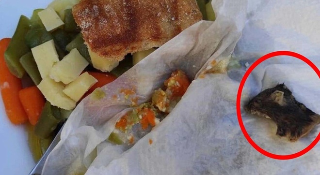 Zincir marketten alınan dondurulmuş yiyeceğin içinden fare çıktı