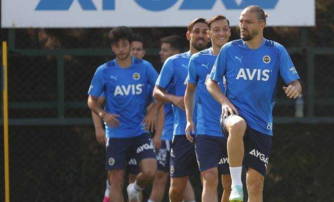 Fenerbahçe'de Caner Erkin ve Sinan Gümüş süresiz kadro dışı bırakıldı