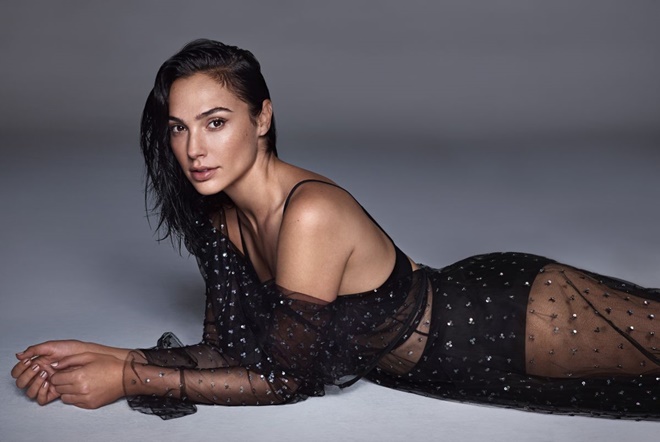 Oyuncu Gal Gadot kırmızı elbisesiyle büyüledi