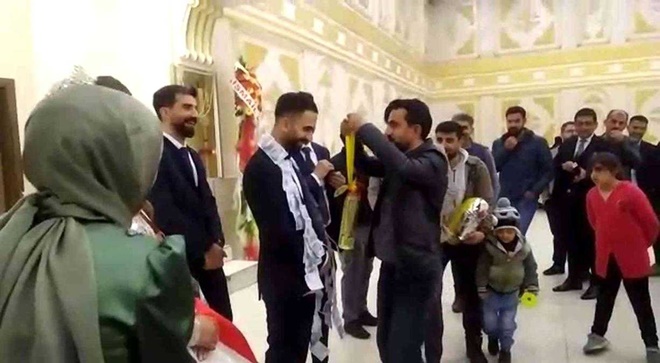Görenler şaşırıp kaldı! Takı merasiminde damada sıvı yağ ve çay taktılar