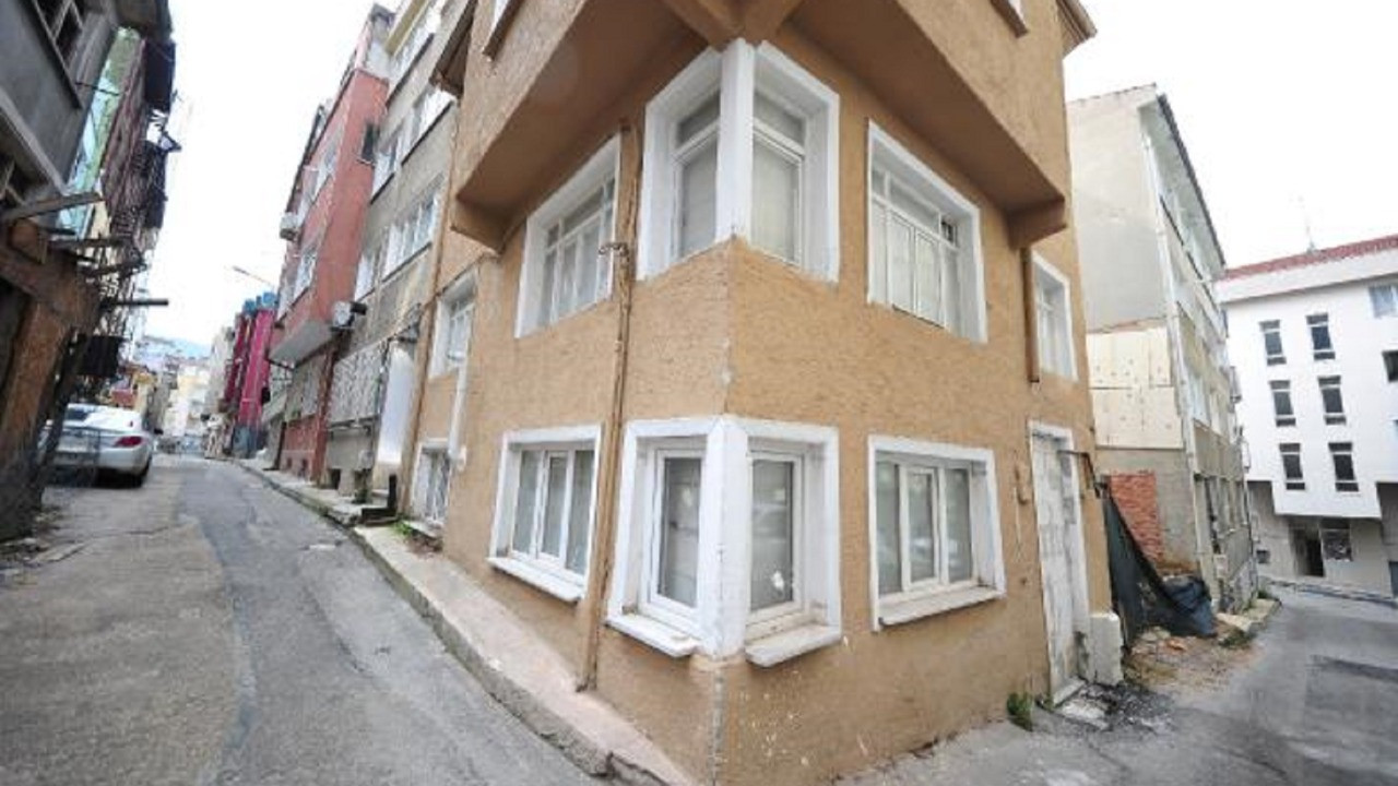 Hırsızlardan bıktı, pencere ve kapıya içeriden duvar ördü