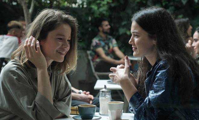 Burcu Biricik, Pınar Deniz ve Aras Aydın’ı buluşturan ‘İnsanlar İkiye Ayrılır’ sinemalarda!