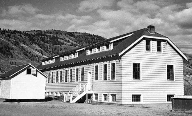 ŞOK! Okul bahçesinde 215 çocuğun cesedi bulundu