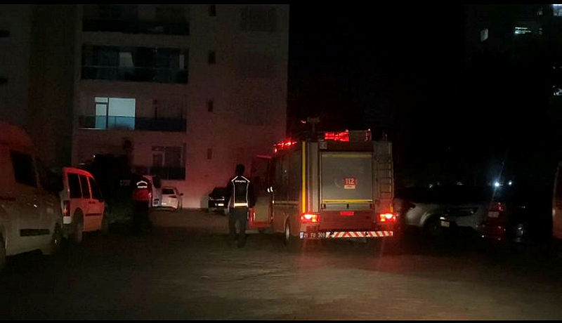 Kardeşleriyle tartışıp 3 aylık yeğenini bıçakla rehin alan şüpheliyi polis ikna etti