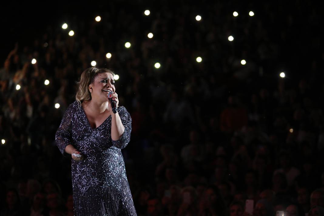 Şarkıcı Kibariye sahnedeyken fena şekilde düştü!