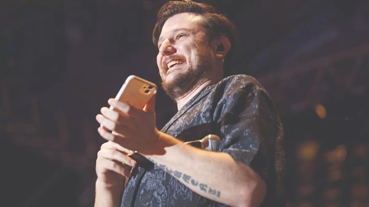 Konsere gelenler Ekin Uzunlar'a telefon fırlattı