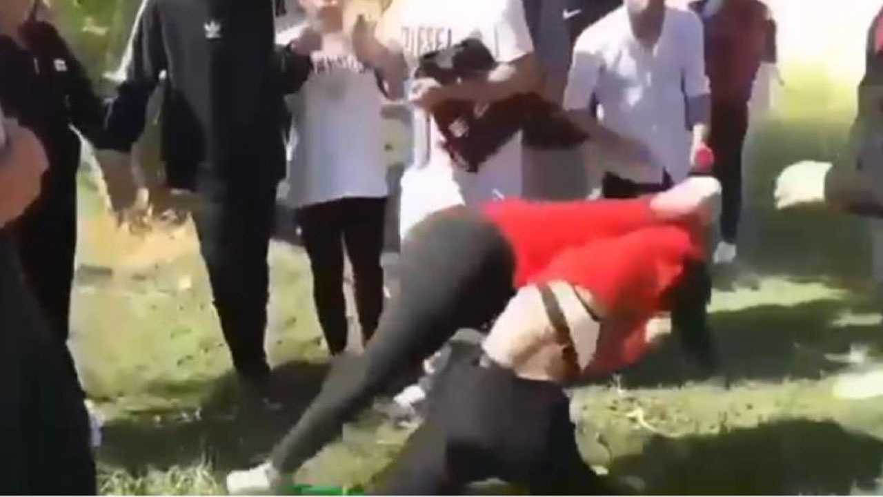 Liseli kızların acımasız kavgasında yumruklar konuştu: Arkadaşları gülerek izledi!