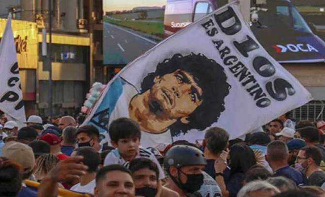 Maradona'nın ölümünün aydınlatılması için yüzlerce gösterici sokaklara döküldü