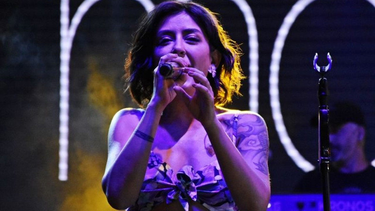 Melek Mosso kendisine para atan seyirciye tepki gösterdi