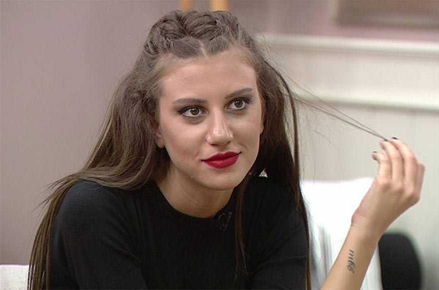 Ünlü fenomenden başörtülü kadına hadsiz hakaret!