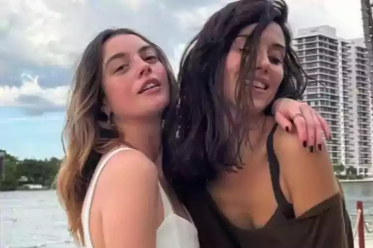 Melis Sezen ile Cansu Dere Miami’de tatilde