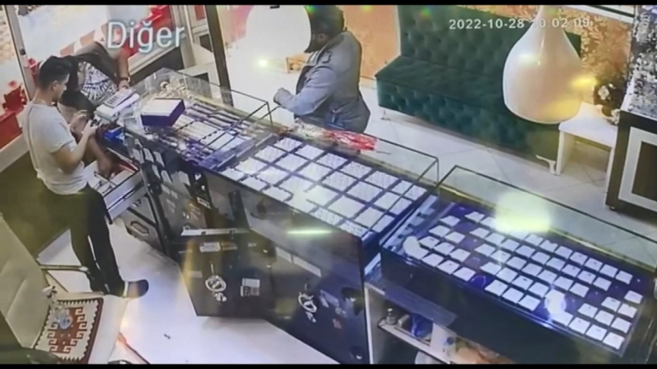 Müşteri gibi girdiler, 100 bin liralık altın çaldılar. Hırsızlık anları güvenlik kamerasına takıldı