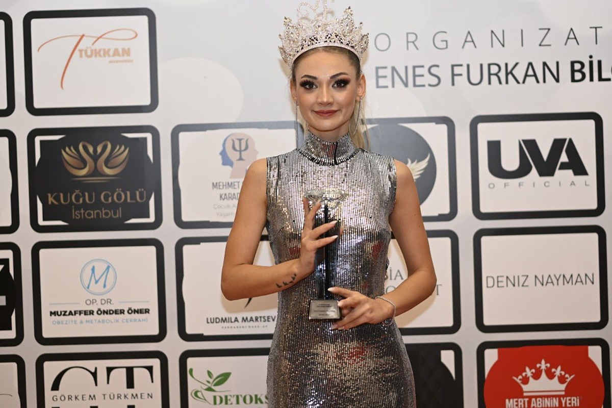 Nevide Çiçek güzelliği ve fiziği ile tüm ilgiyi üzerine topladı