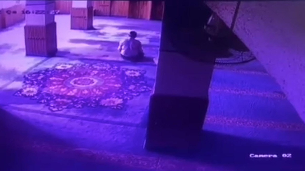 Ölüm onu camide buldu. İzmir'de namaz kılan adam kalp krizi geçirdi hayatını kaybetti.