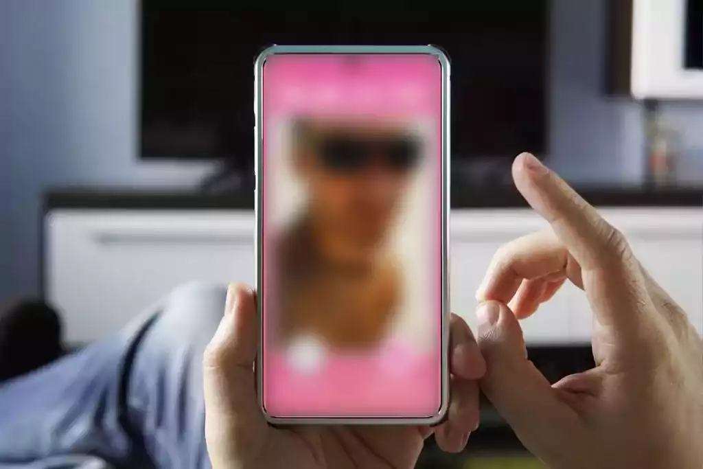 Erkek hakim 'eşcinseller sitesi'ne üye oldu: Görüştüğü gence müstehcen fotoğraflar gönderdi, davasına baktı!