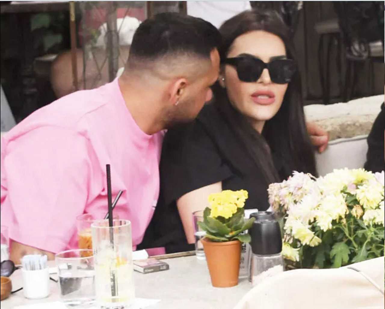 Boşandığı eski eşiyle Alaçatı’da tatilde