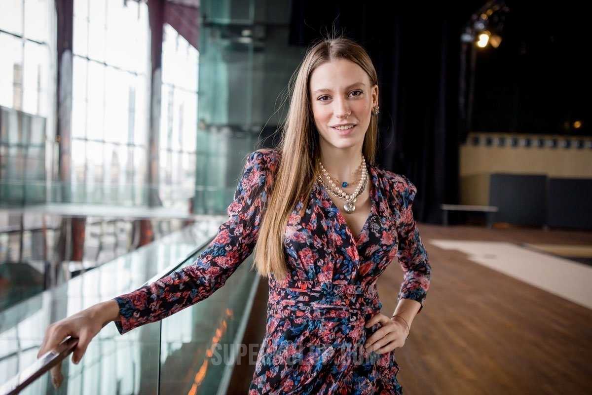 Oyuncu Serenay Sarıkaya Afrika Saç Örgüsü yaptırdı