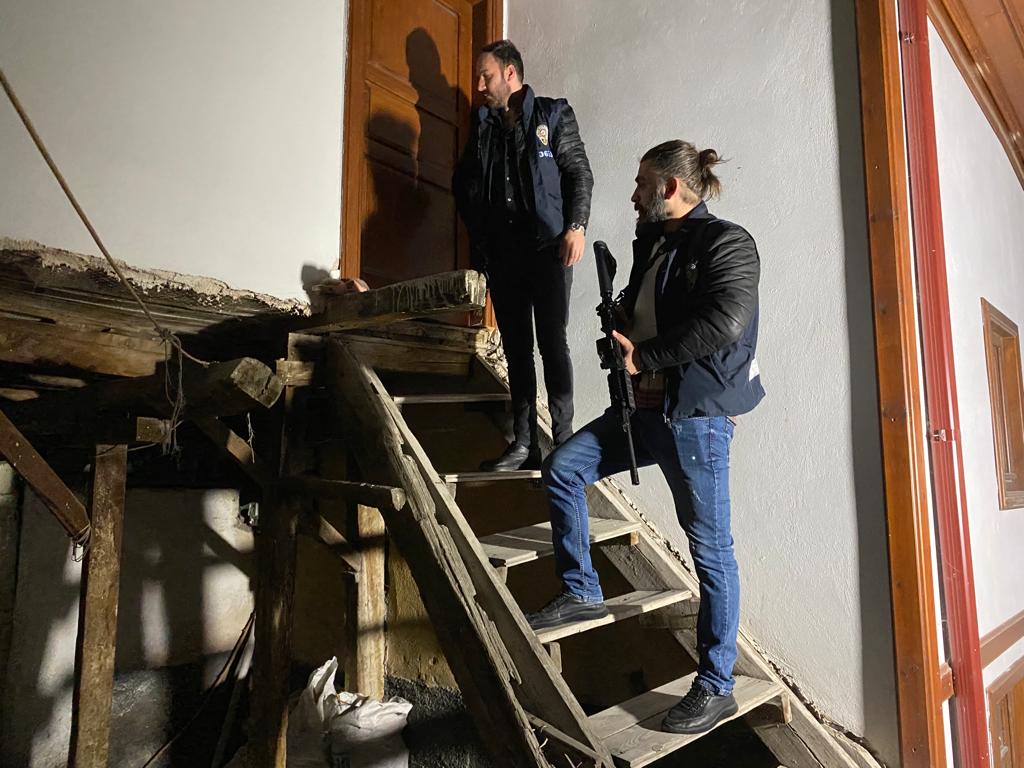 Silah ve uyuşturucu ticareti yapan örgüt çökertildi