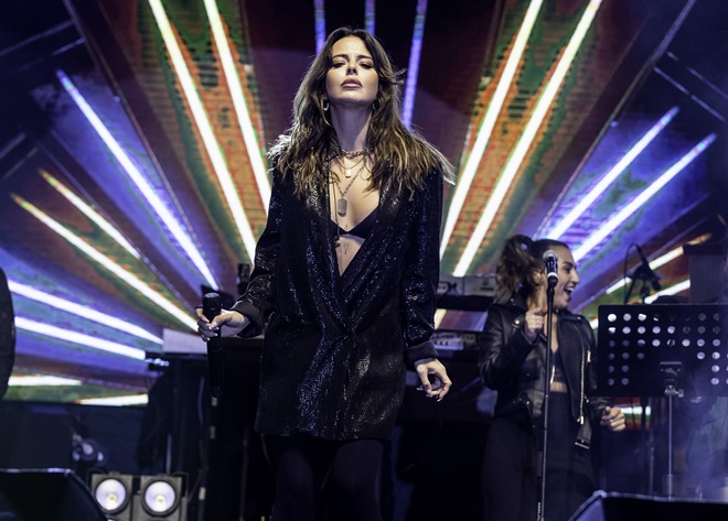 Sahnede devleşiyorum...