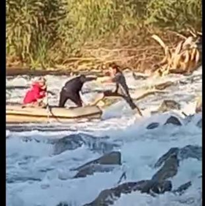 Sular yükselince nehrin ortasında mahsur kaldı