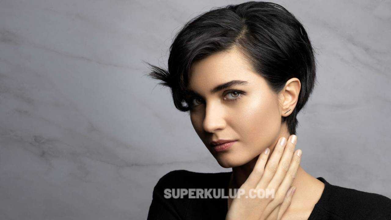 Tuba Büyüküstün fotoğraf çekilmek için şekilden şekle girdi