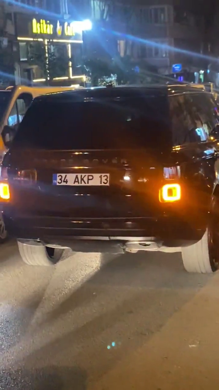 AKP plakalı çakarlı araçla tartışma yaşayan vatandaş isyan etti