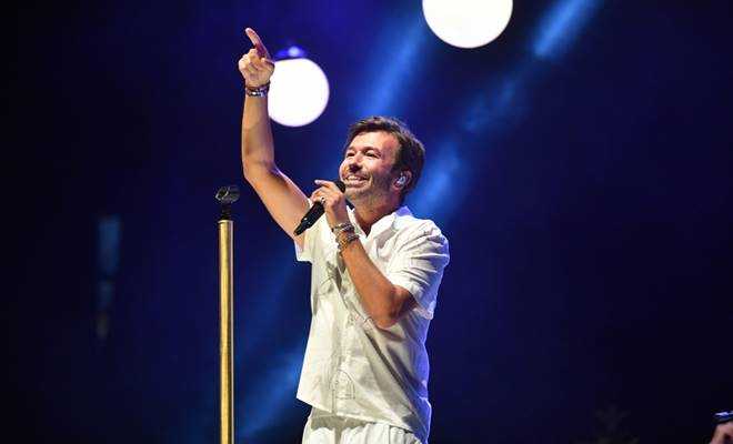 Yalın, Maximum Uniq Açıkhava sahnesinde coşturdu